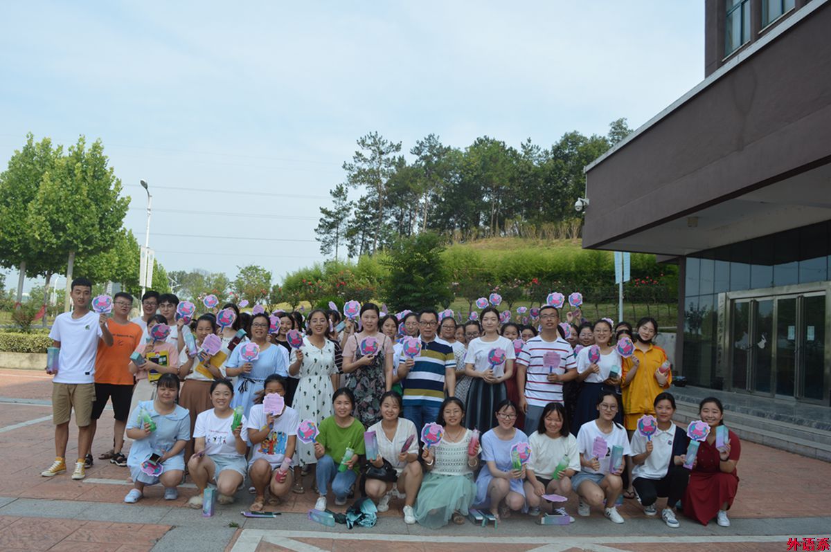 “研”夏送清凉，情系考研生 --必威西汉姆联慰问暑期留校考研学生