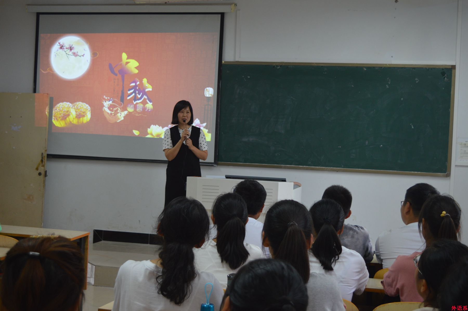 必威西汉姆联中秋节慰问2019级新生