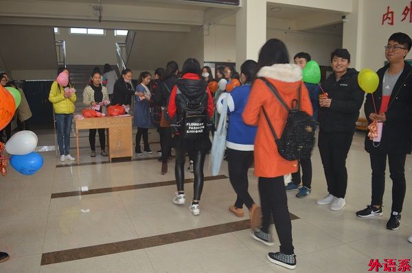 betway必威西汉姆联“女生月送祝福”活动