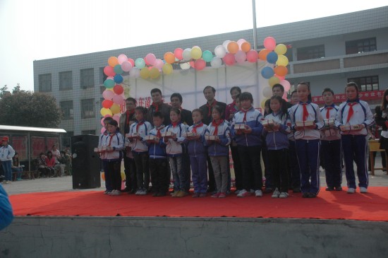 我系师生赴浉河区第一小学开展读书行活动
