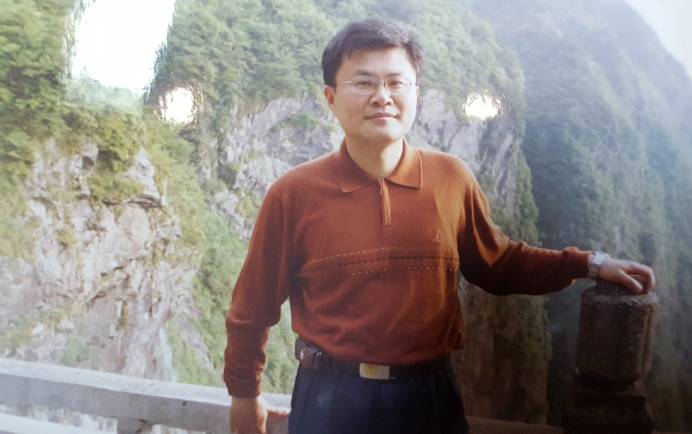 说明: C:\Users\梁书荣\Desktop\外国语行政\必威西汉姆联基本情况\教授博士简介\语言文学个人简介\刘勇教授照片.jpg