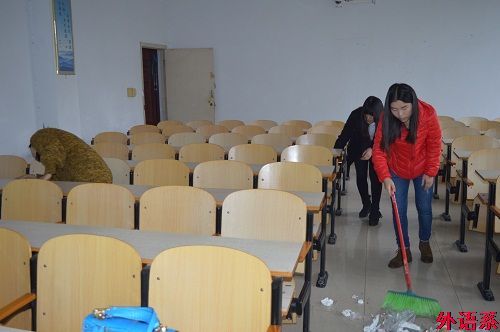 外语系党校学员开展义务劳动
