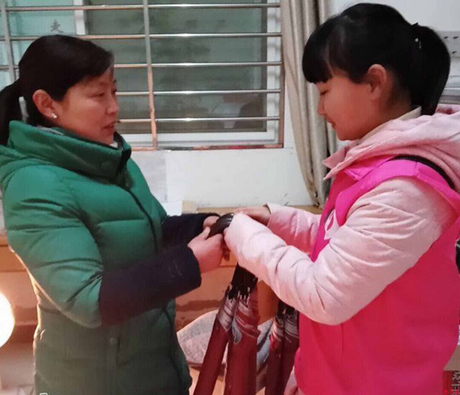 必威西汉姆联爱心救助协会开展“诚信爱心伞,温暖你我他”志愿活动