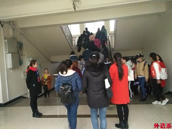 必威西汉姆联本期党校学员开展增辉党旗实践活动（二）