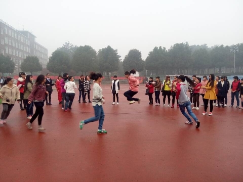 外语系举办“我运动，我快乐”女生月趣味运动会