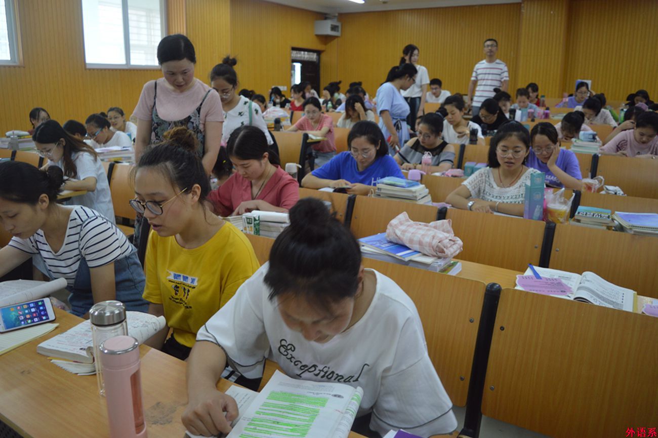 “研”夏送清凉，情系考研生 --必威西汉姆联慰问暑期留校考研学生