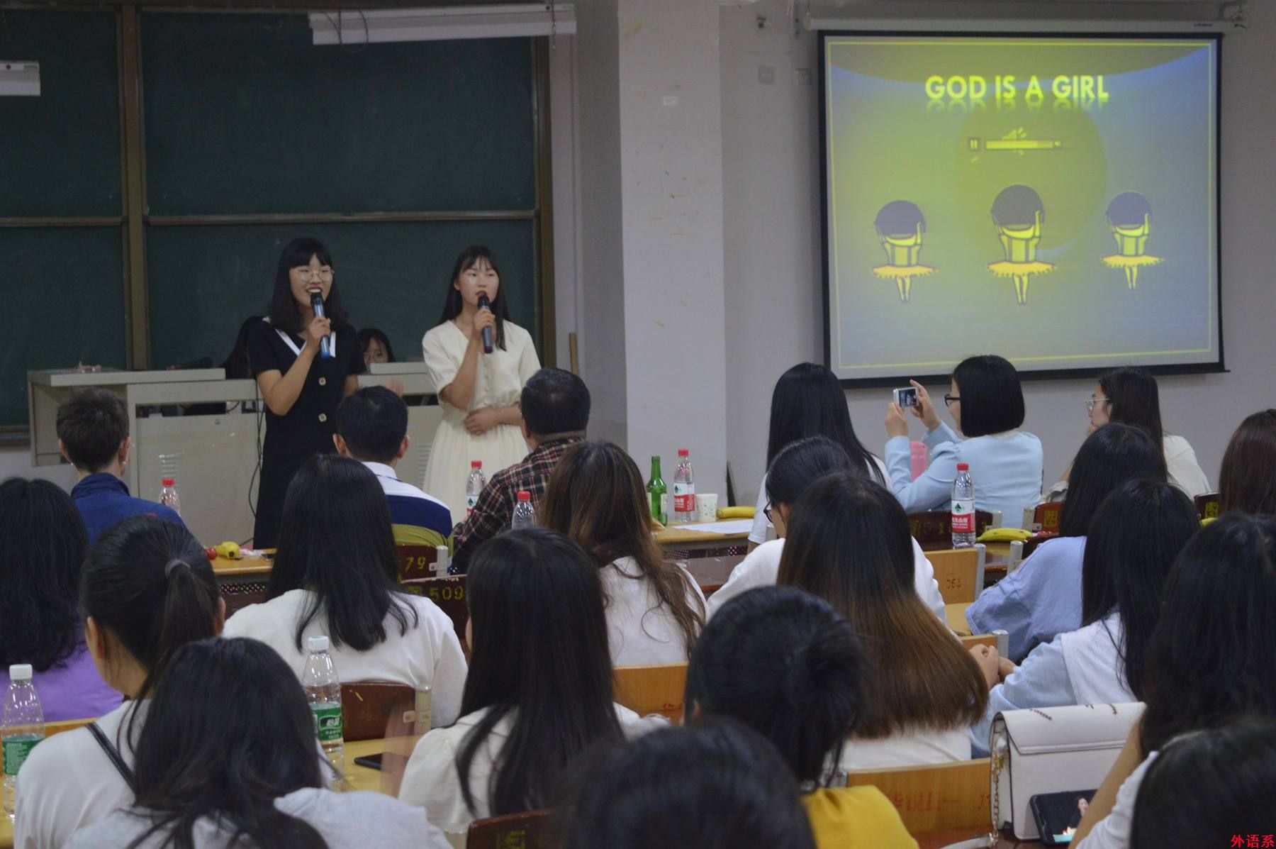 必威西汉姆联举办第十届“疯狂主持秀”